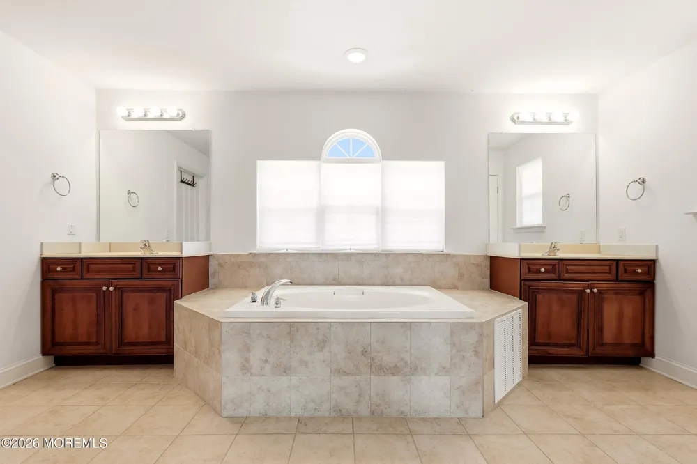 10 Colliers Court Jackson, NJ 08527
