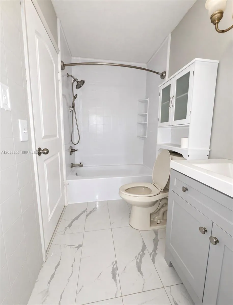 180 Royal Palm Rd #218 Hialeah, FL 33016