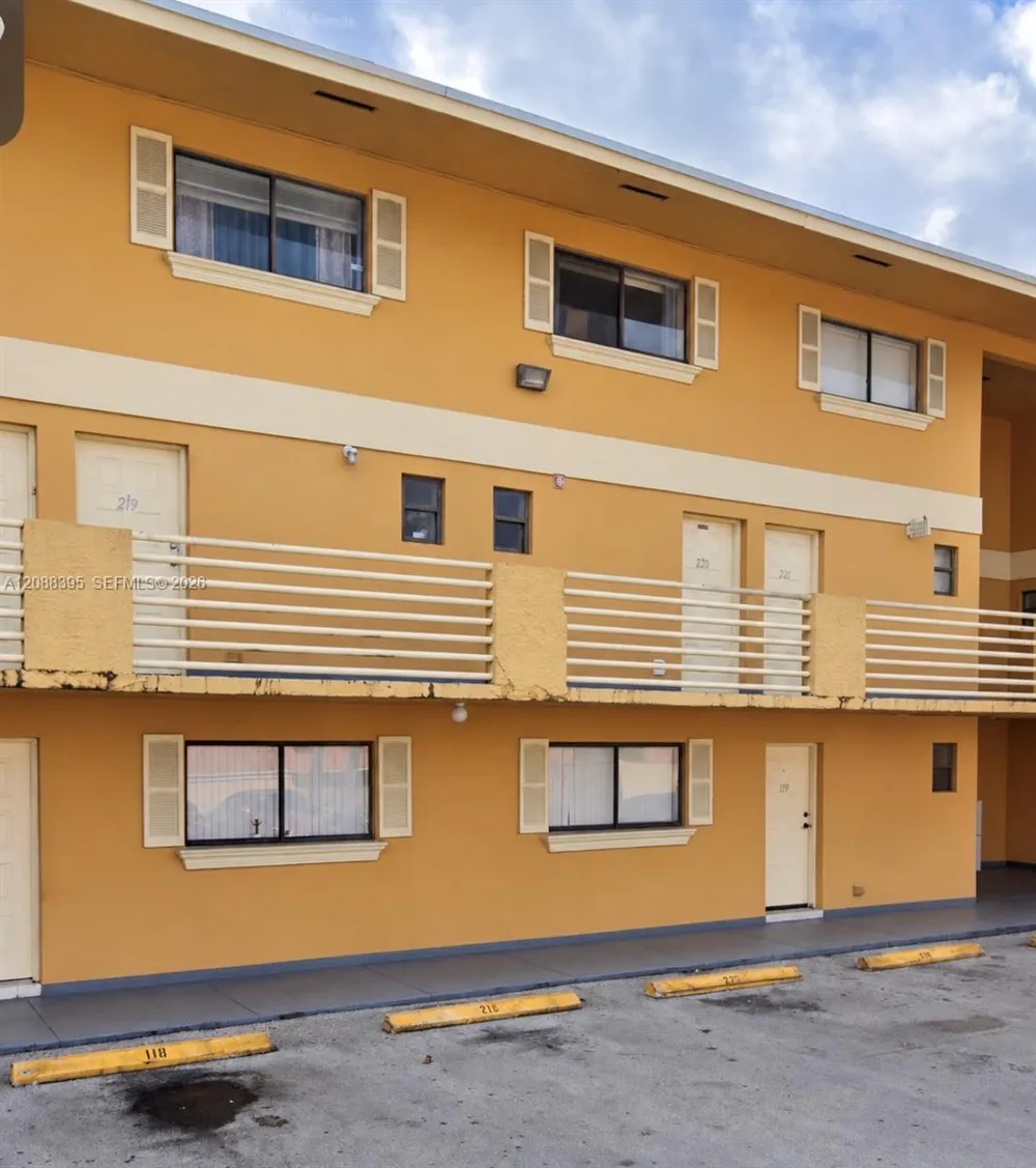 180 Royal Palm Rd #218 Hialeah, FL 33016