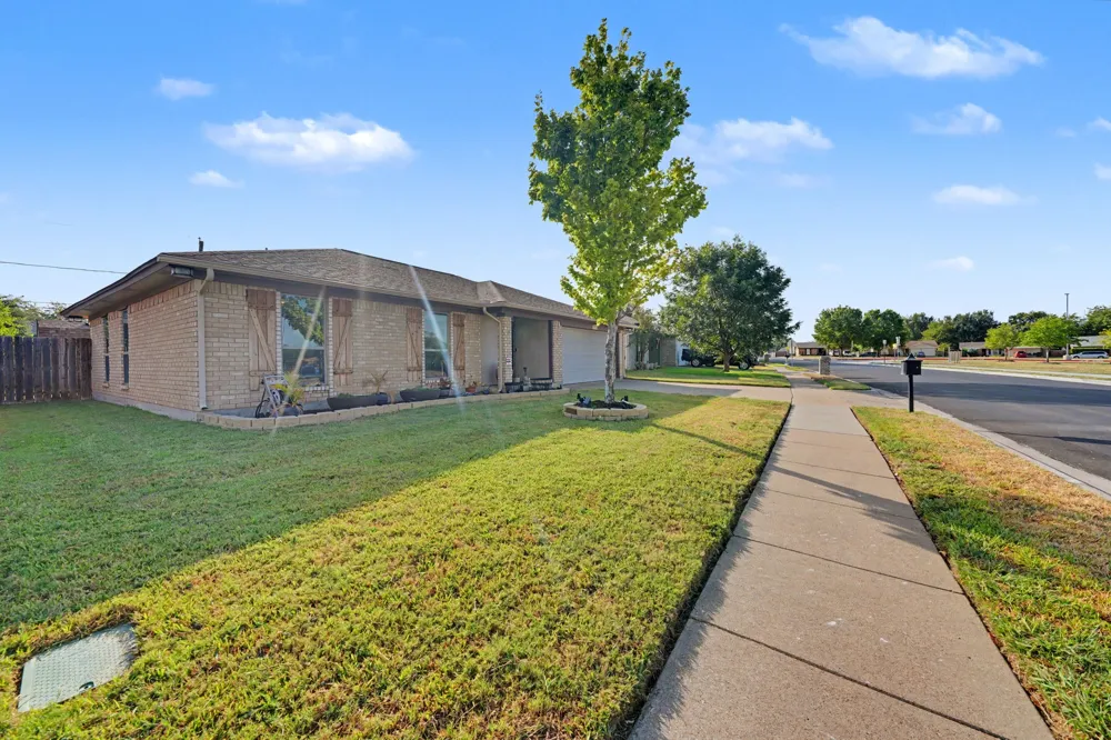 7624 Maplehill Road Watauga, TX 76148