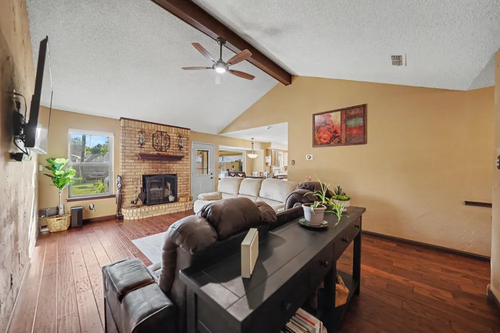 7624 Maplehill Road Watauga, TX 76148