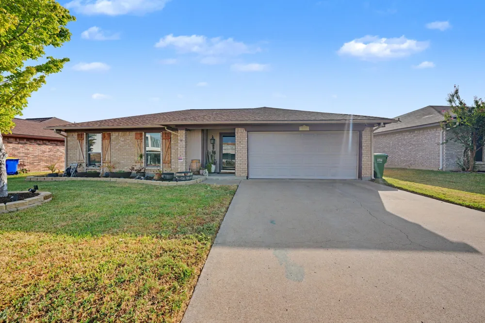 7624 Maplehill Road Watauga, TX 76148