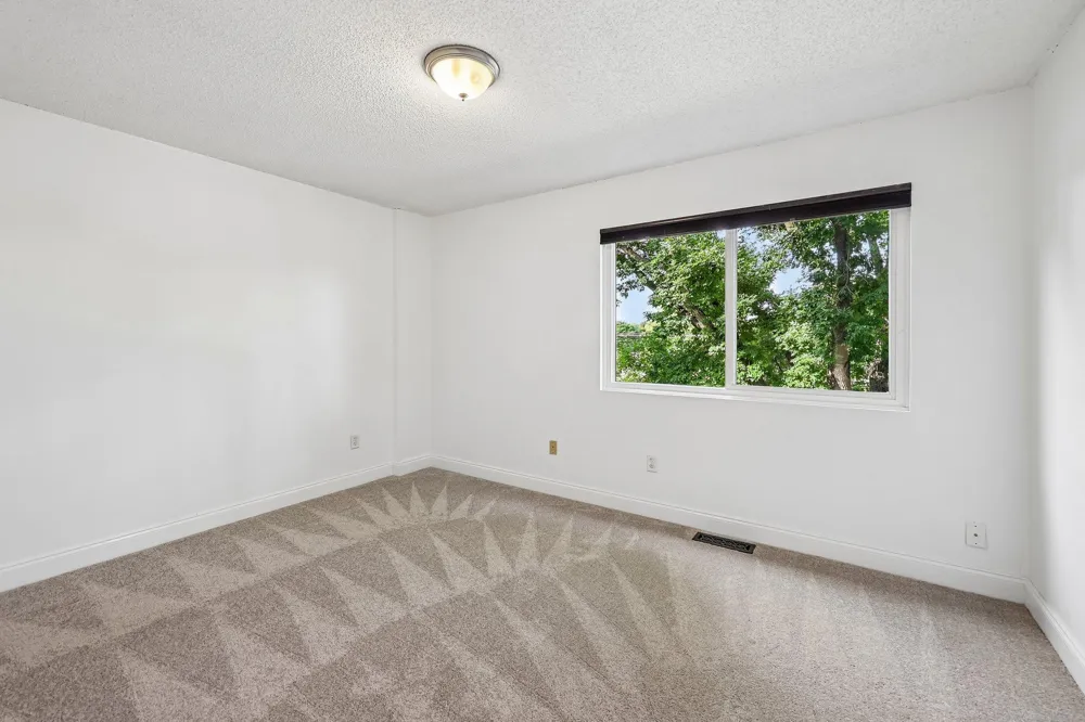4082 Meadowlark Lane Eagan, MN 55122