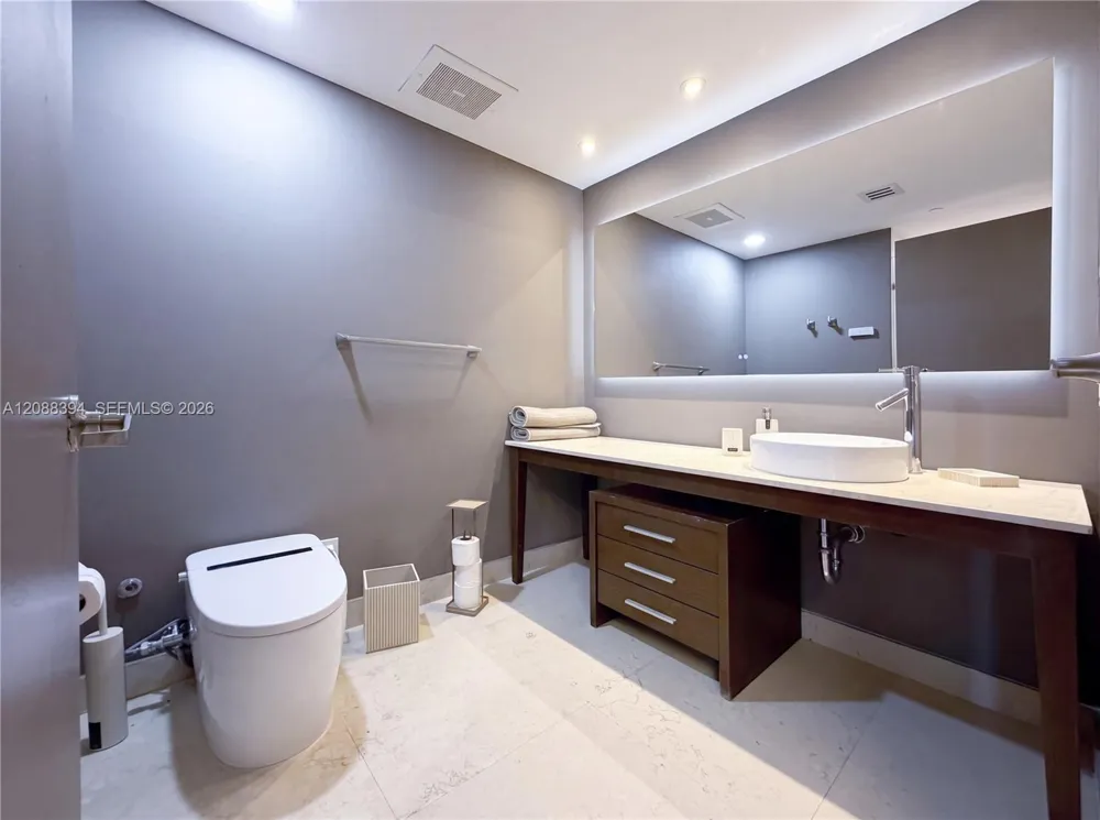 465 Brickell Ave #5704 Miami, FL 33131