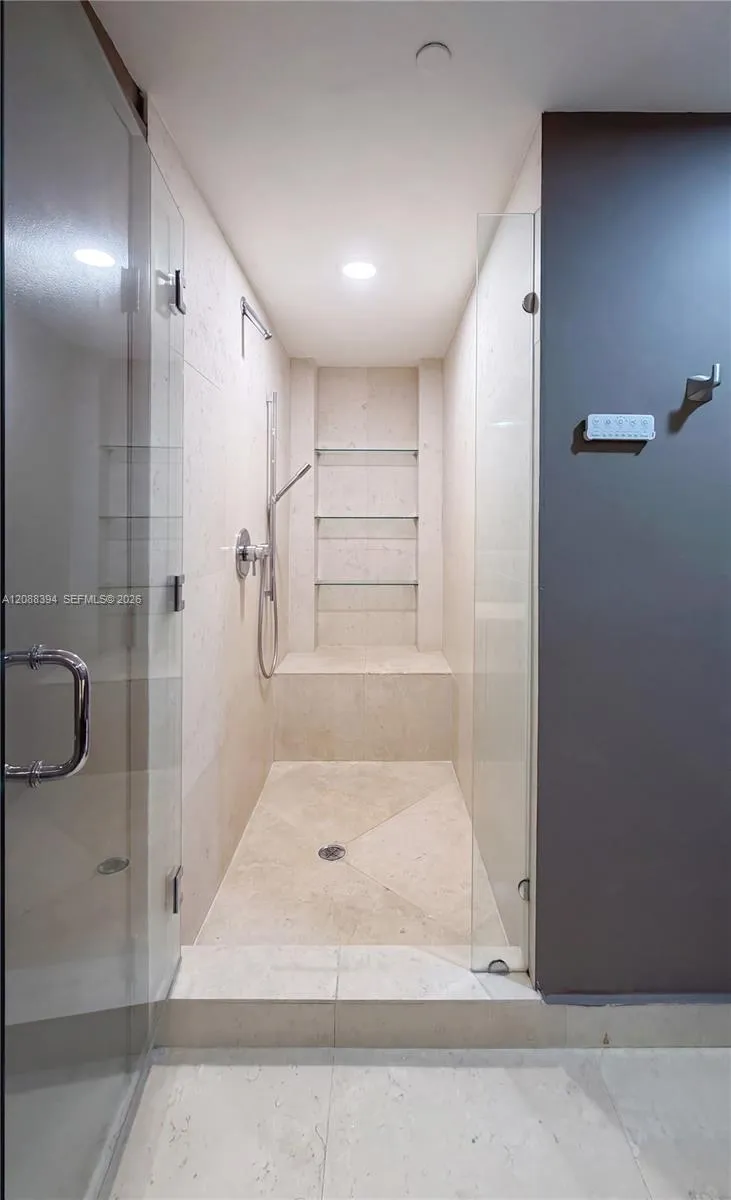 465 Brickell Ave #5704 Miami, FL 33131