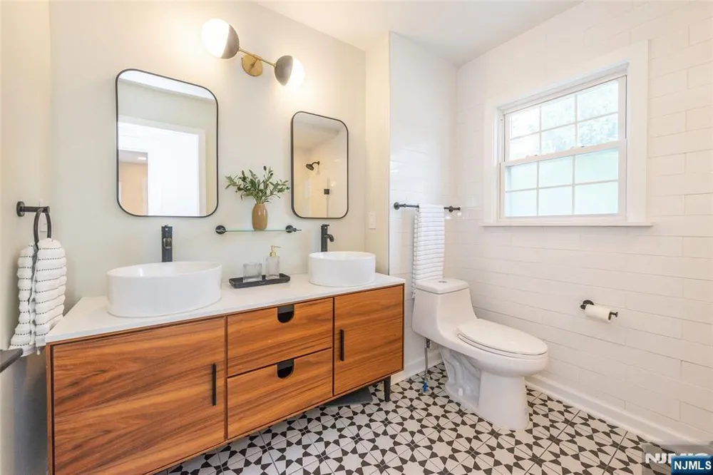 33 Waverly Terrace Bloomfield, NJ 07003