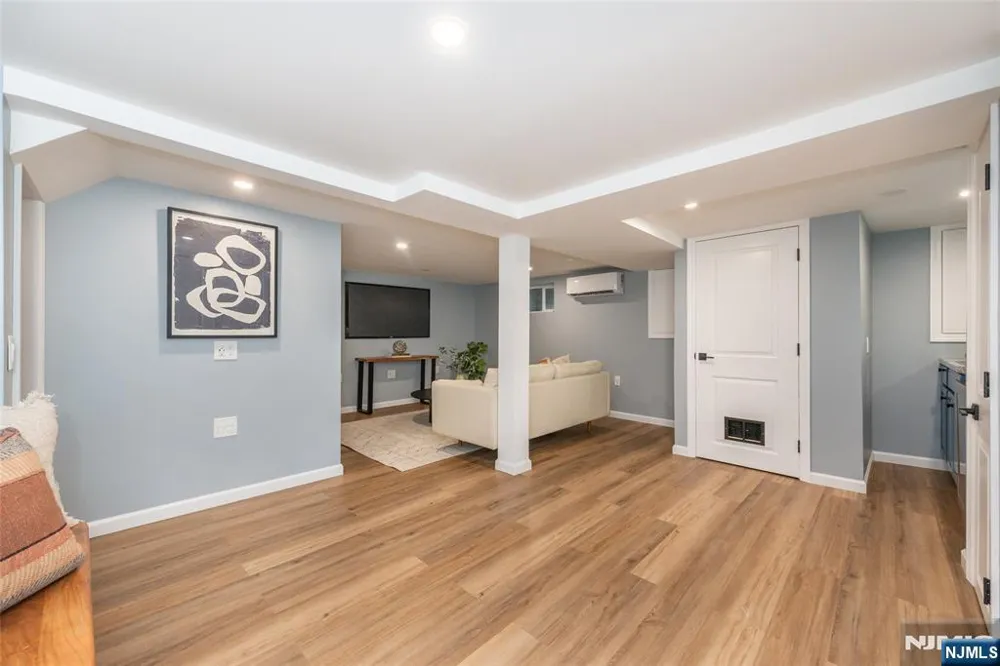 33 Waverly Terrace Bloomfield, NJ 07003