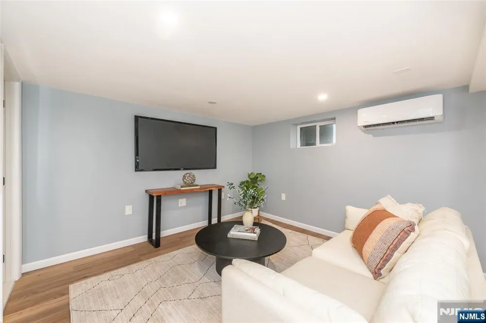 33 Waverly Terrace Bloomfield, NJ 07003