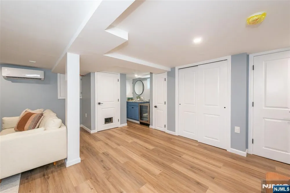 33 Waverly Terrace Bloomfield, NJ 07003