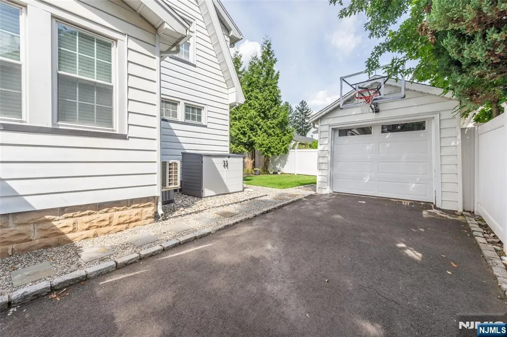 33 Waverly Terrace Bloomfield, NJ 07003