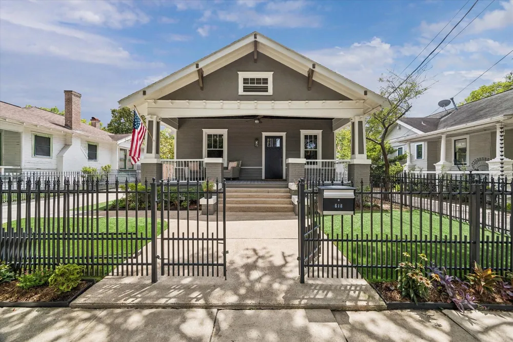 618 Bayland Avenue Houston, TX 77009