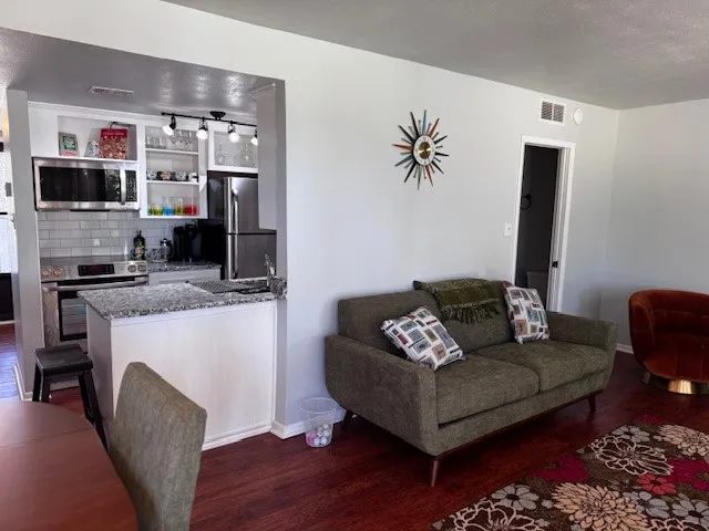 204 Falconhead #F Burneyville, OK 73430