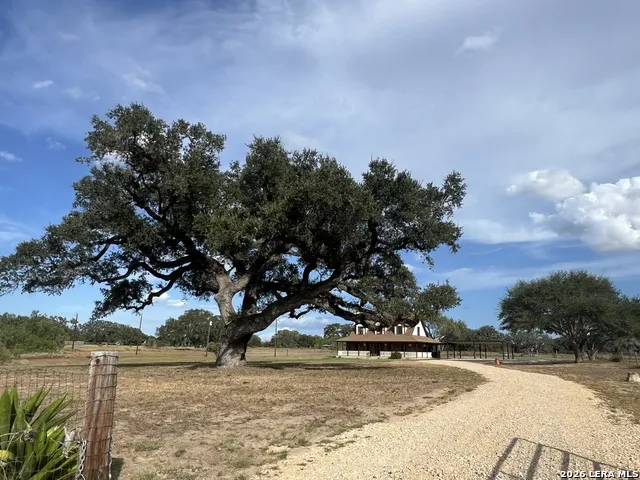 106 EAGLE CREEK RANCH BLVD Floresville, TX 78114