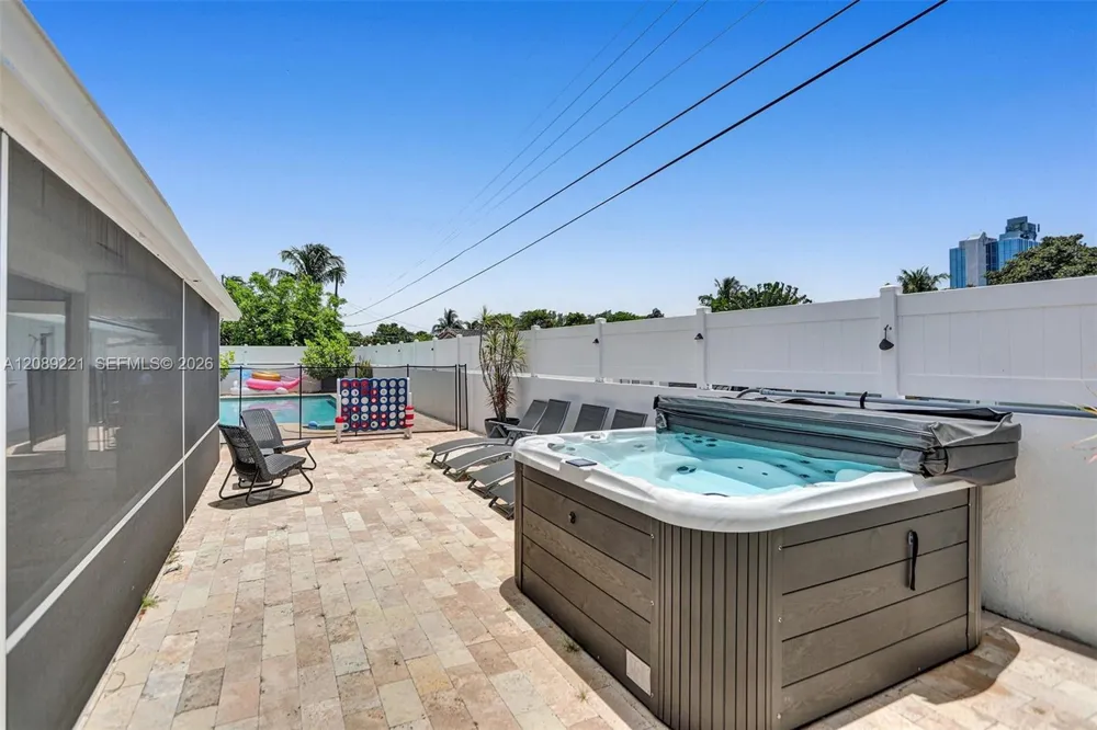 1531 SE 24th Ter Pompano Beach, FL 33062
