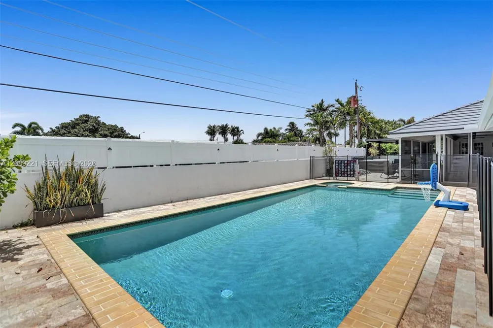 1531 SE 24th Ter Pompano Beach, FL 33062