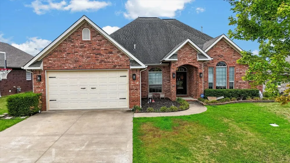 517 S Cary Place Muskogee, OK 74403