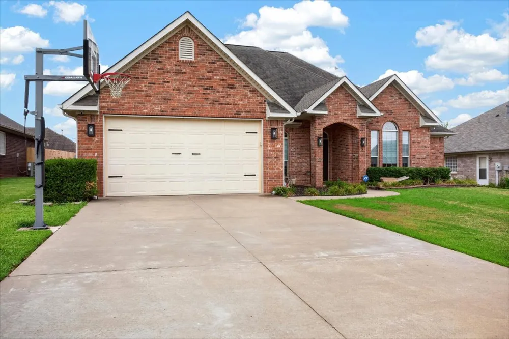 517 S Cary Place Muskogee, OK 74403