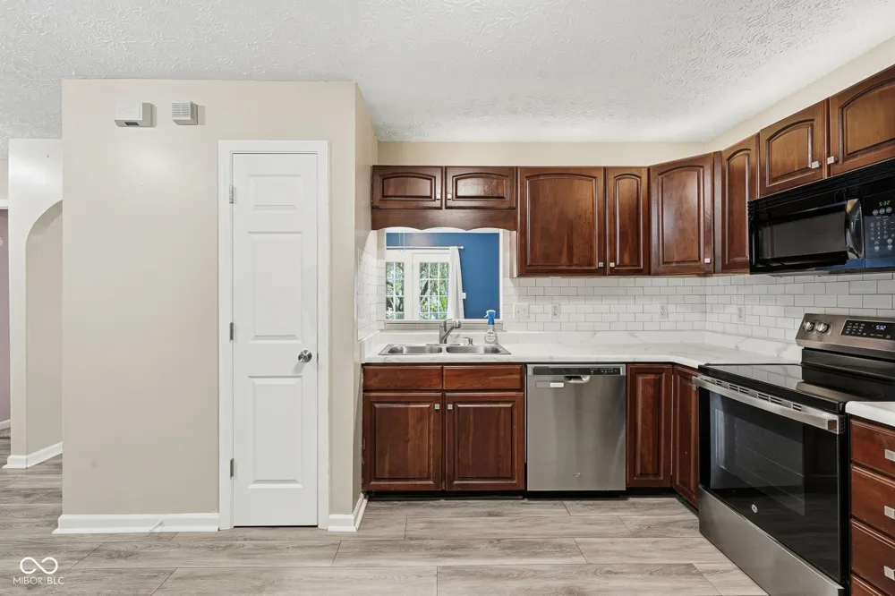 933 Atmore Court Indianapolis, IN 46217