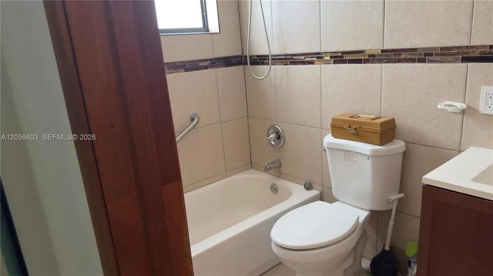 669 W 23rd St Hialeah, FL 33010