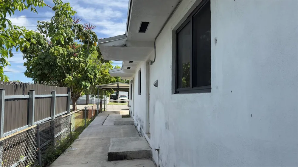 669 W 23rd St Hialeah, FL 33010