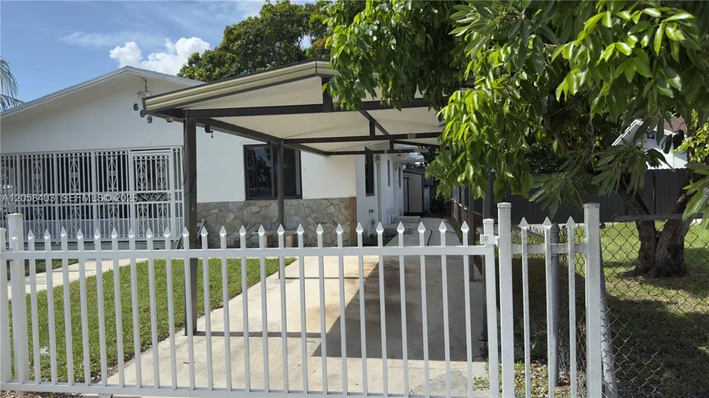 669 W 23rd St Hialeah, FL 33010