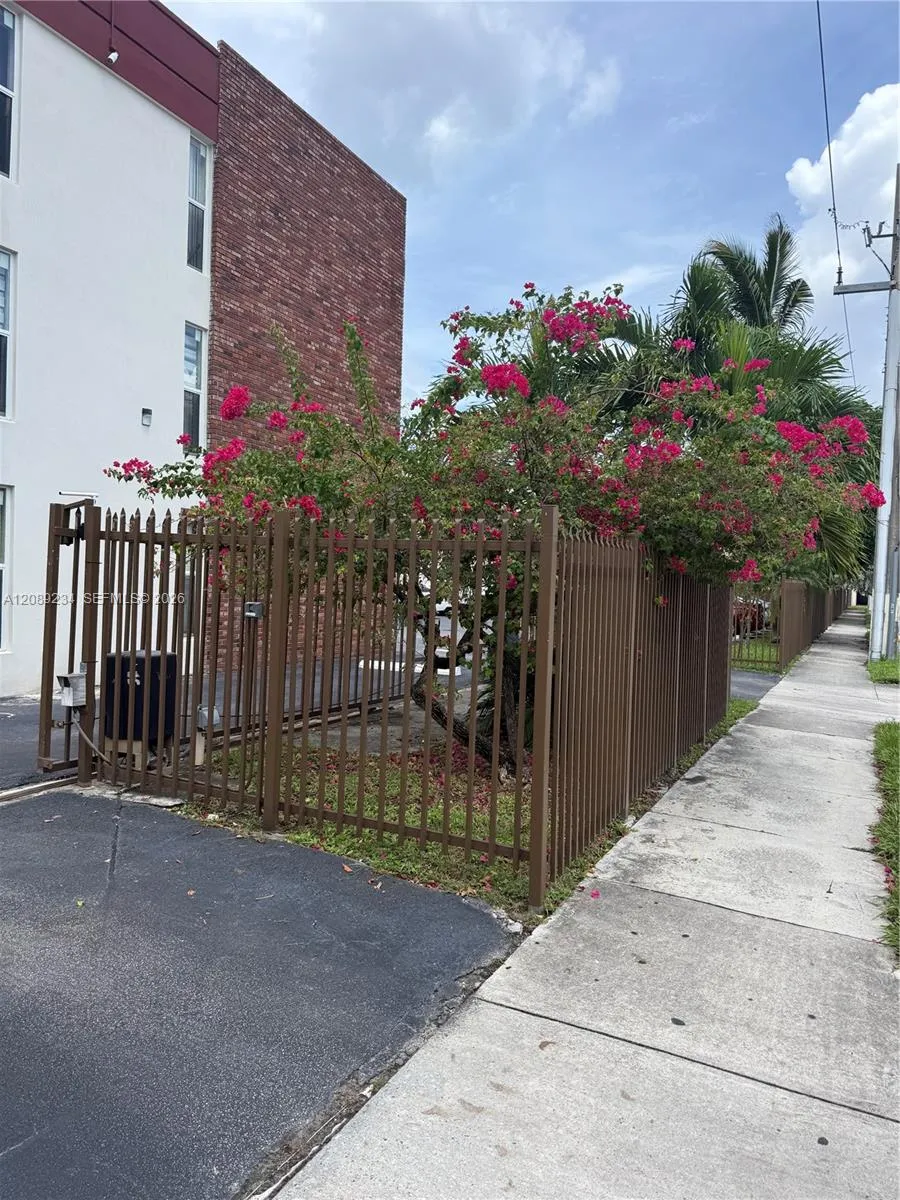 2385 NW 11th St #C31 Miami, FL 33125