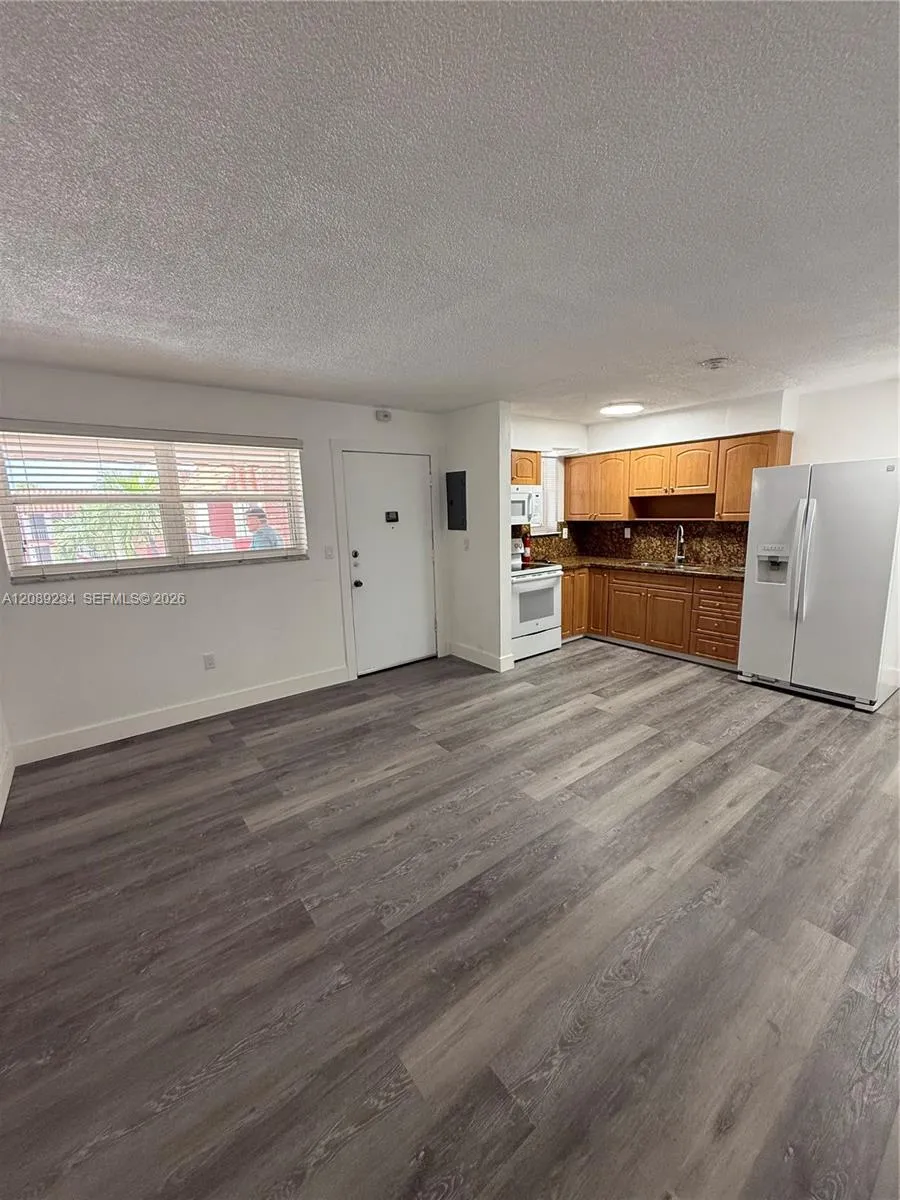 2385 NW 11th St #C31 Miami, FL 33125