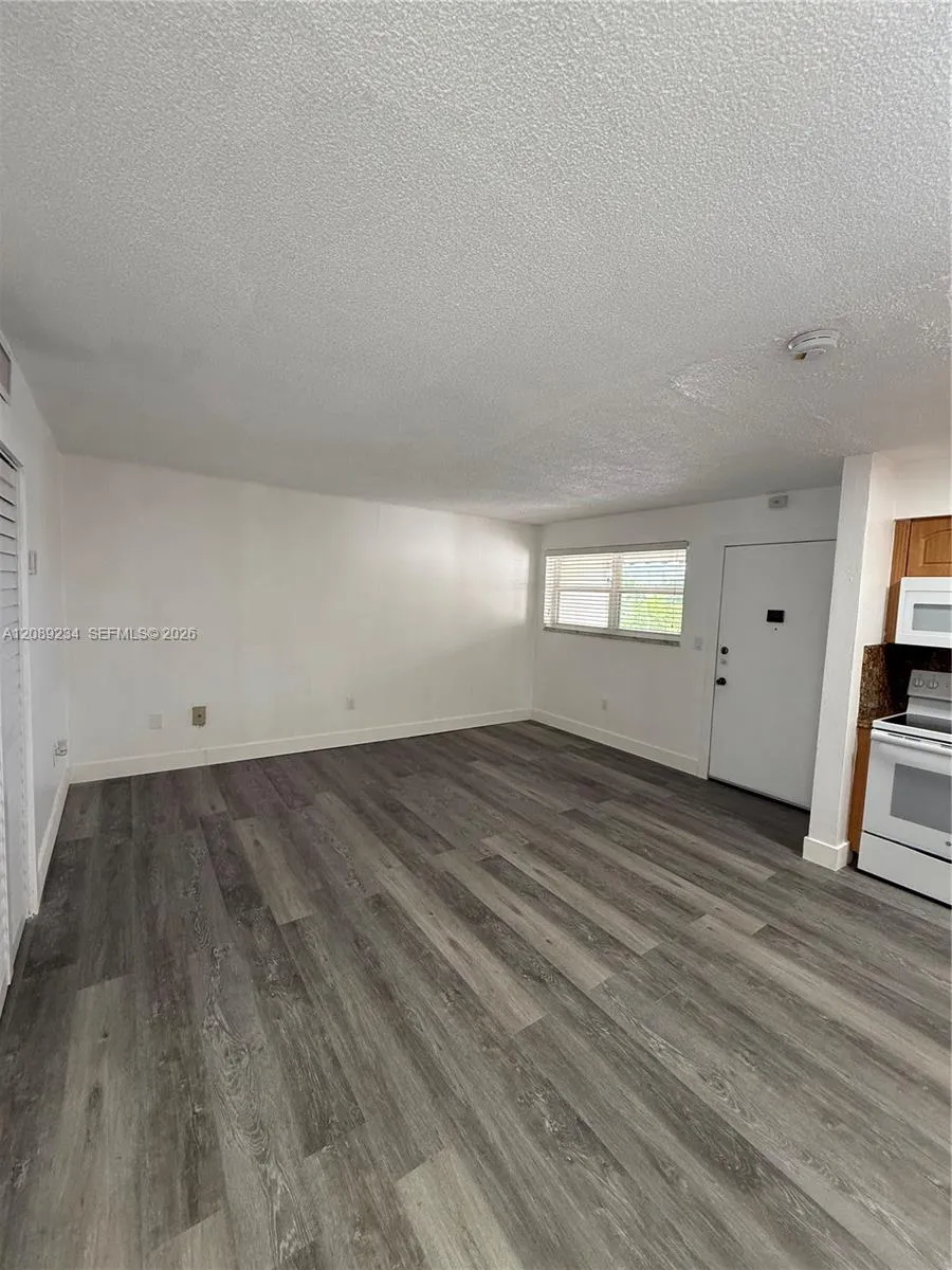 2385 NW 11th St #C31 Miami, FL 33125