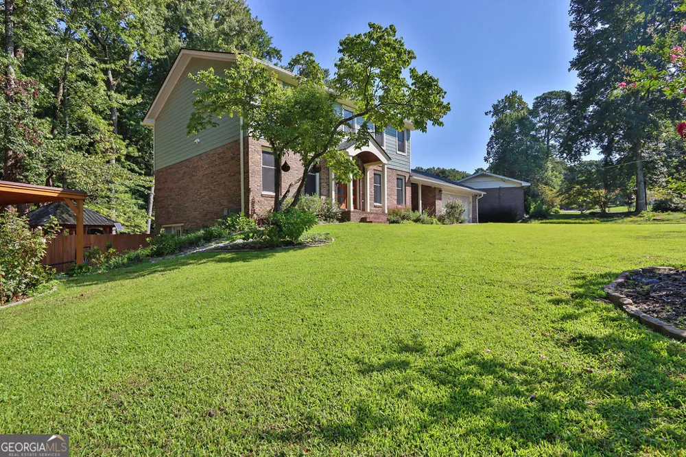 2511 Flagsmoor DR Snellville, GA 30078