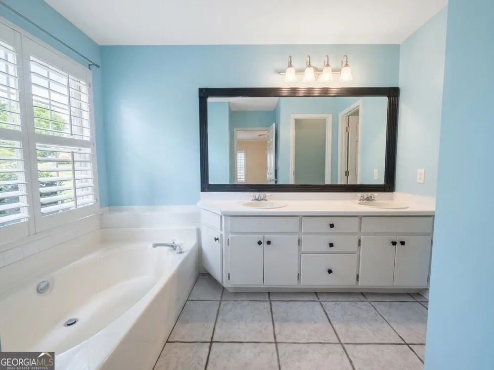 215 Brittany Chase Fayetteville, GA 30214