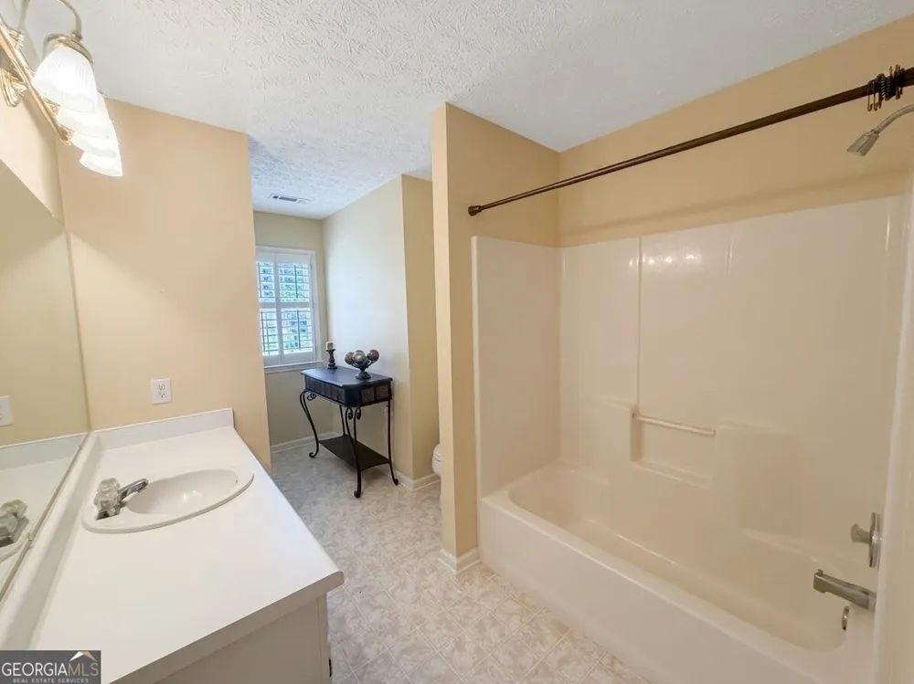 215 Brittany Chase Fayetteville, GA 30214