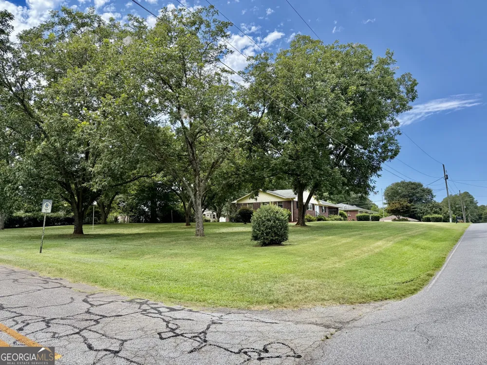 95 Race ST Hartwell, GA 30643