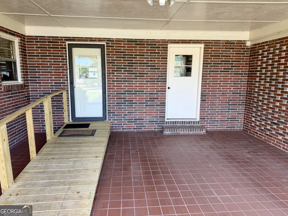 95 Race ST Hartwell, GA 30643