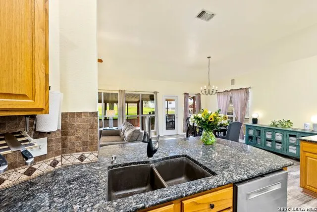 516 Lake Valley Dr La Vernia, TX 78121