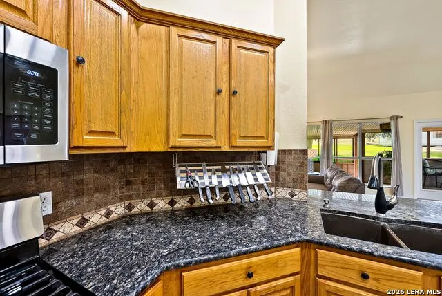 516 Lake Valley Dr La Vernia, TX 78121