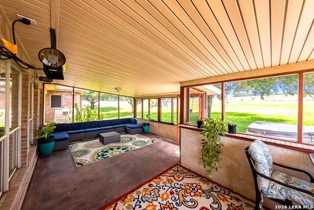516 Lake Valley Dr La Vernia, TX 78121