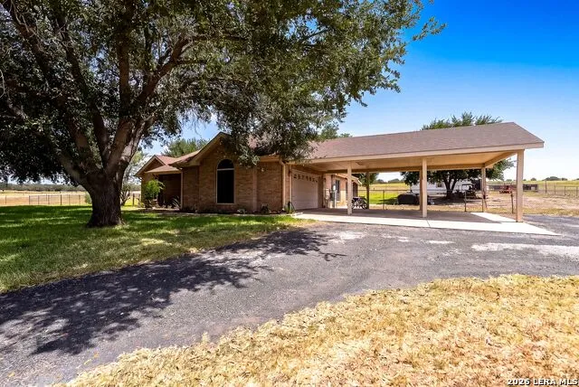 516 Lake Valley Dr La Vernia, TX 78121