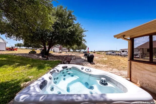 516 Lake Valley Dr La Vernia, TX 78121