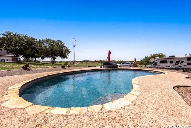 516 Lake Valley Dr La Vernia, TX 78121