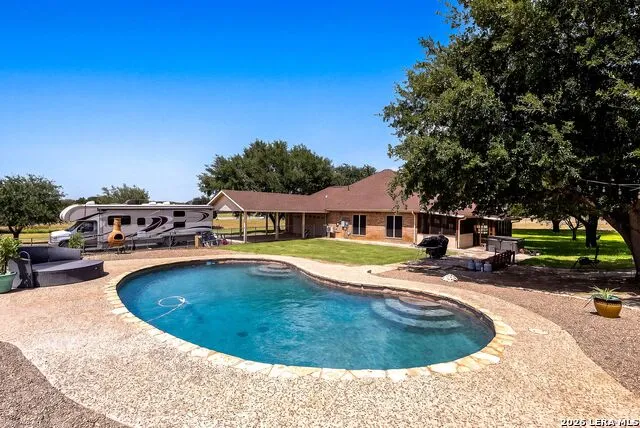 516 Lake Valley Dr La Vernia, TX 78121