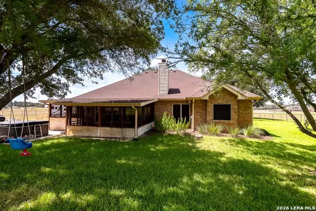 516 Lake Valley Dr La Vernia, TX 78121
