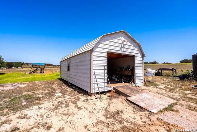 516 Lake Valley Dr La Vernia, TX 78121
