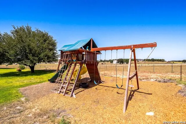 516 Lake Valley Dr La Vernia, TX 78121