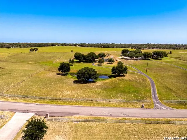 516 Lake Valley Dr La Vernia, TX 78121