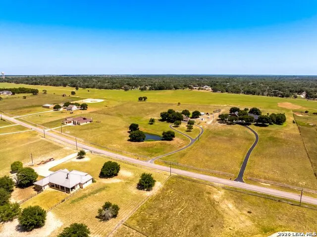 516 Lake Valley Dr La Vernia, TX 78121