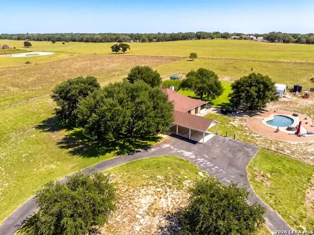 516 Lake Valley Dr La Vernia, TX 78121