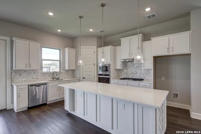 142 Secretariat Ave. Castroville, TX 78009