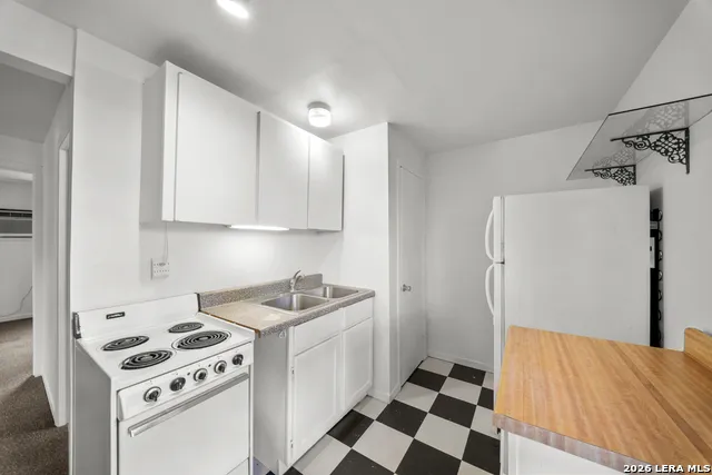330 W AGARITA AVE San Antonio, TX 78212