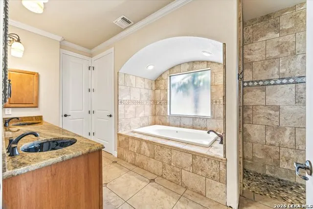 160 ABREGO LAKE DR Floresville, TX 78114