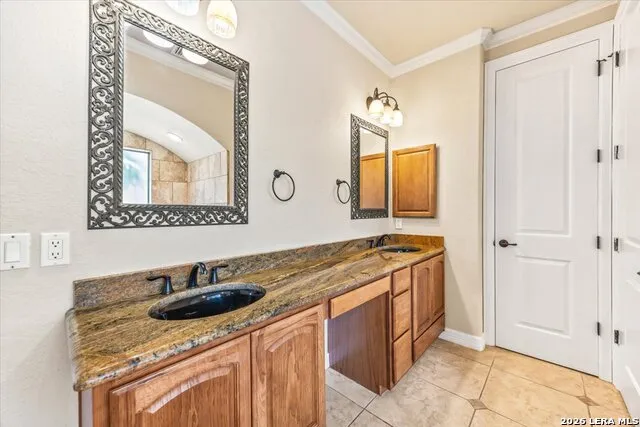 160 ABREGO LAKE DR Floresville, TX 78114